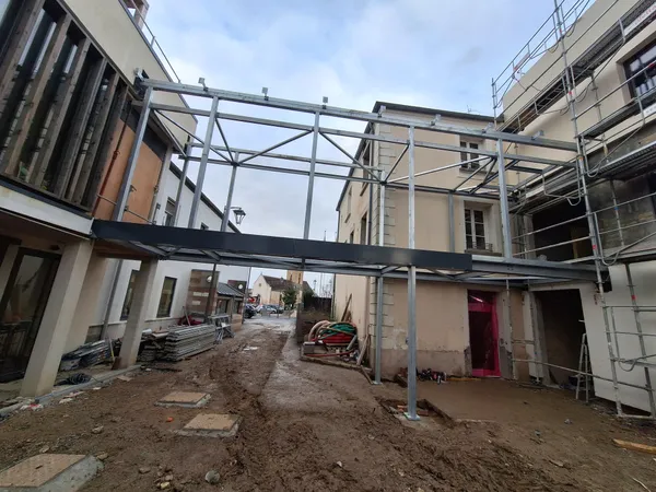 Mairie de Lieusaint — Passerelle métallique — photo 1